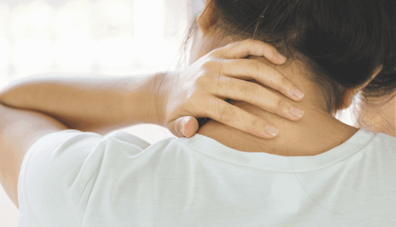 Person greif in den Nacken vor Schmerzen